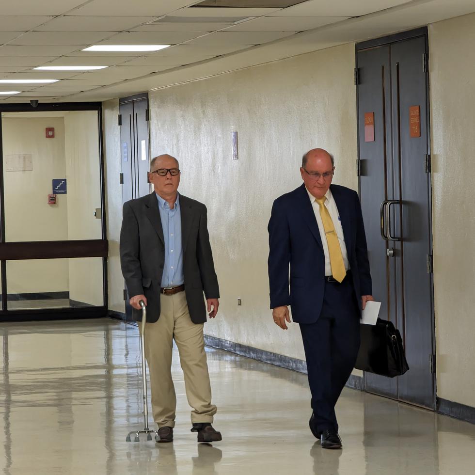 Pablo Casellas, izquierda, llega al tribunal acompañado de su abogado, Harry Padilla.