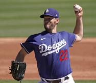 El lanzador de los Dodgers Clayton Kershaw lanza en el juego de exhibición ante los Guardians de Cleveland en Glendale, Arizona.