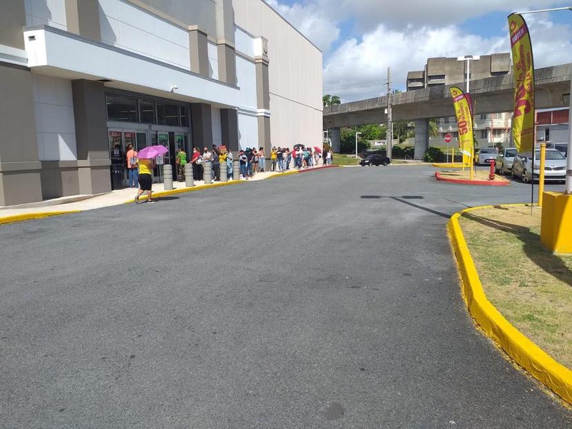 Duarante el día de ayer, decenas de consumidores hicieron fila en el Burlington de  Santa Rosa Mall, en Bayamón, en el primer día de reapertura de la cadena de descuentos.