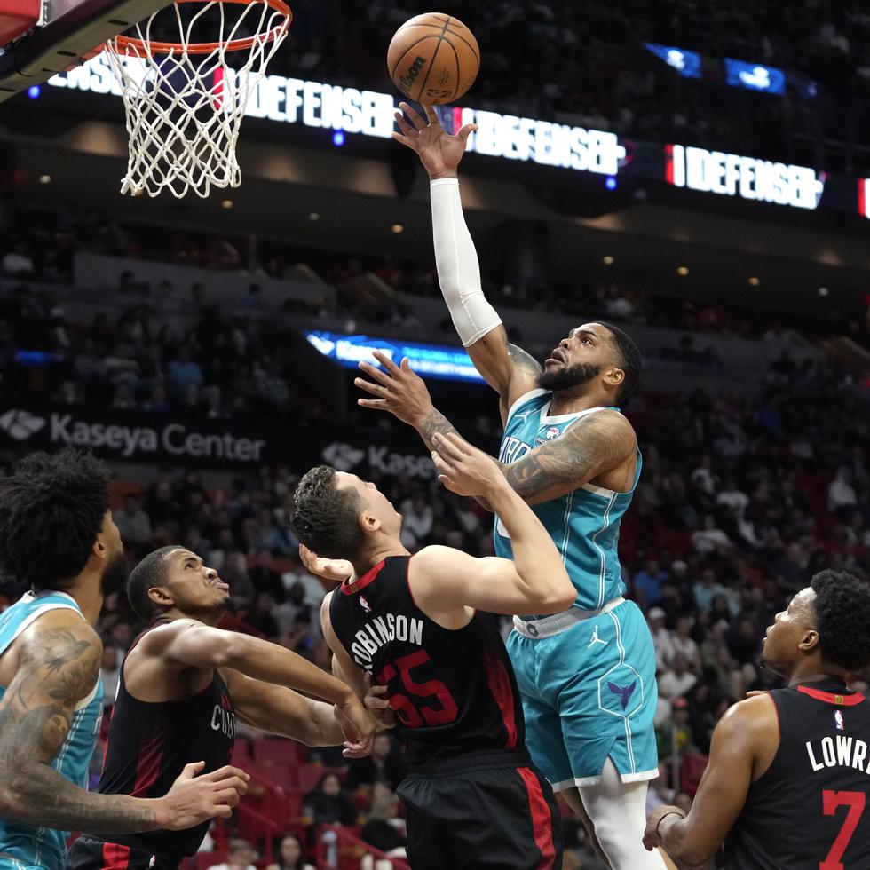 Miles Bridges, de los Hornets de Charlotte, realiza un tiro sobre Duncan Robinson (55), del Heat de Miami, durante la segunda mitad del juego de baloncesto de la NBA, el miércoles 13 de diciembre de 2023.