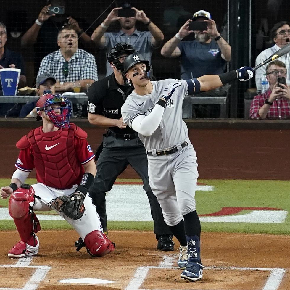 Imagen del momento histórico en que Aaron Judge, de los Yankees de Nueva York, conecta su cuadrangular número 62 con el que estableció el martes la marca en la Liga Americana.
