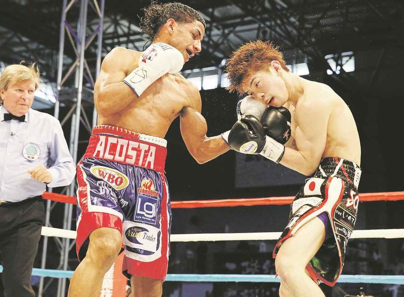 Acosta conecta un uper de izquierda al rostro del campeón Kosei Tanaka durante el combate que se escenificó durante la madrugada de ayer en Nagoya, Japón. (Suministrada)