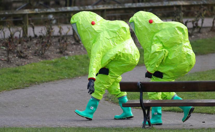 Policías investigan el lugar donde fueron hallados Skripal y su hija Yulia inconscientes en un parque en Salisbury, Inglaterra (EFE).