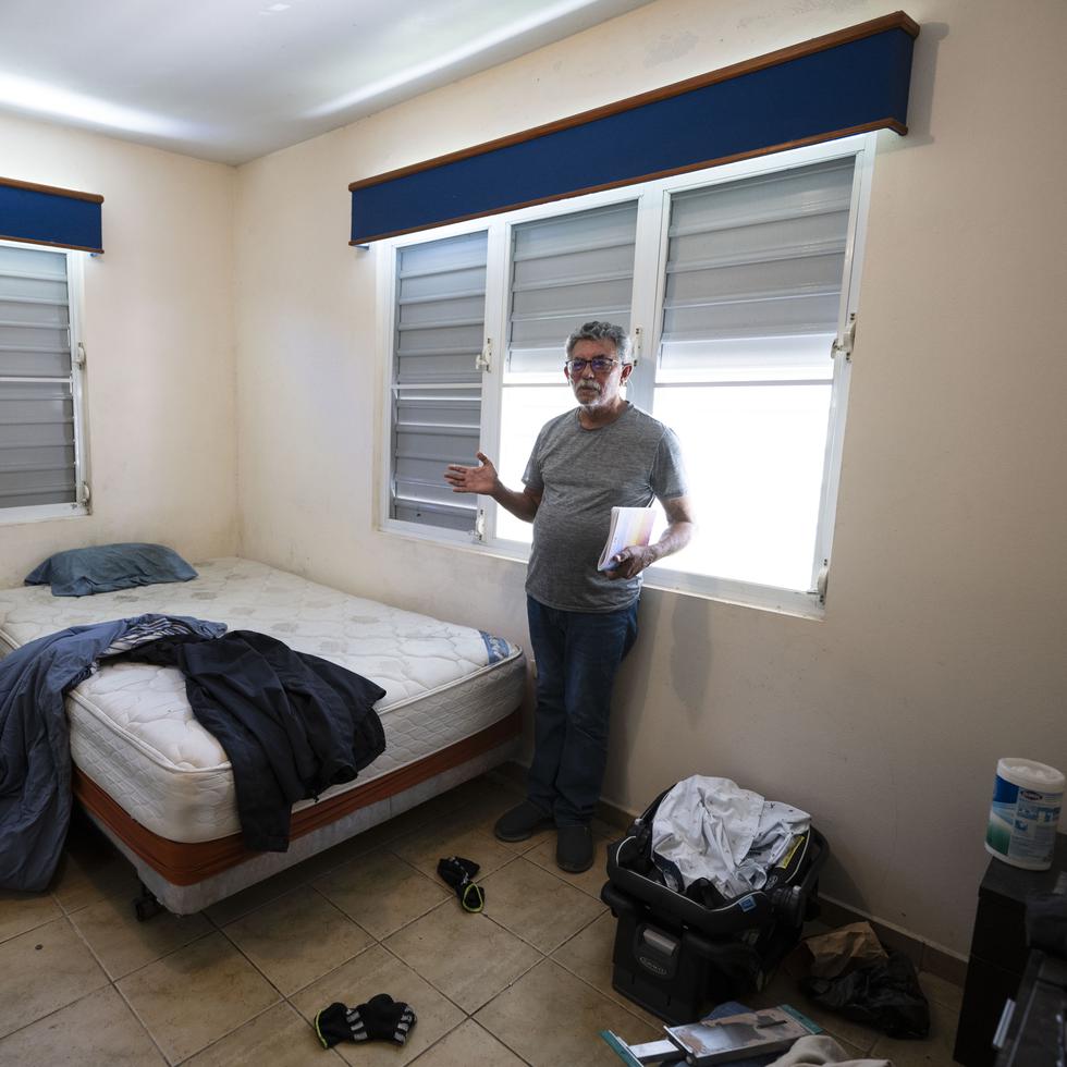 Norberto Montalvo muestra la habitación de su hijo, de 38 años y paciente de salud mental, en su residencia en el sector Zarza de Camuy.