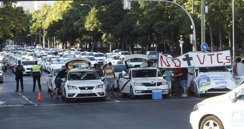 Los taxistas protestan por la proliferación de Uber y Cabify. (EFE)