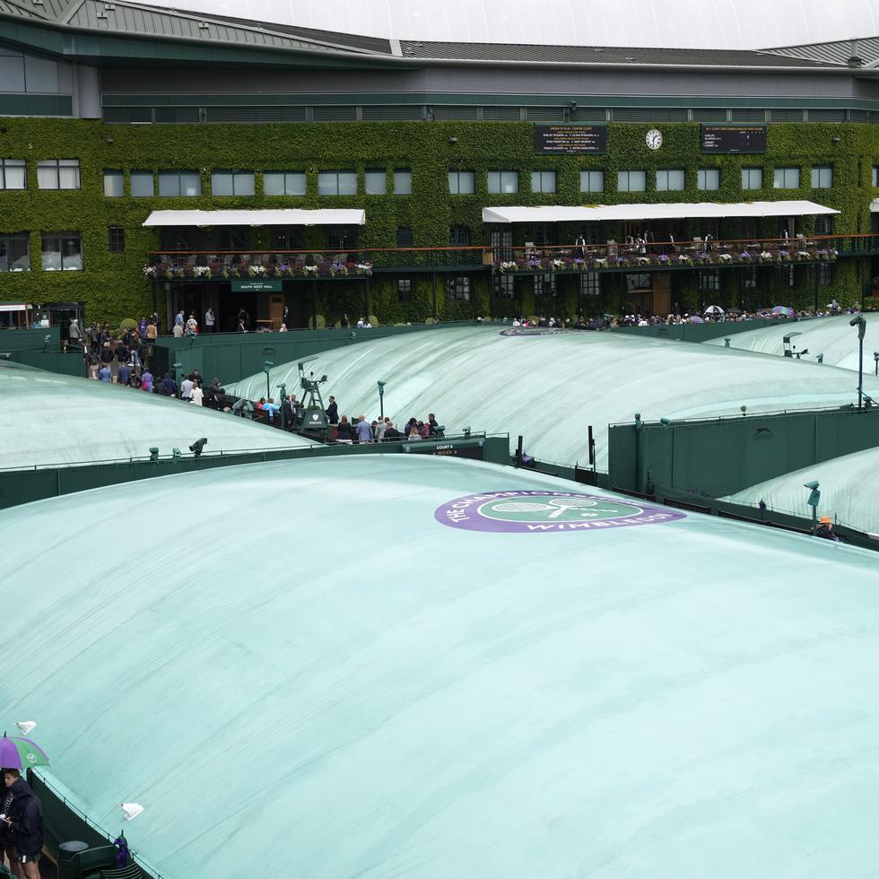Imagen de un día lluvioso el martes en las canchas de Wimbledon.