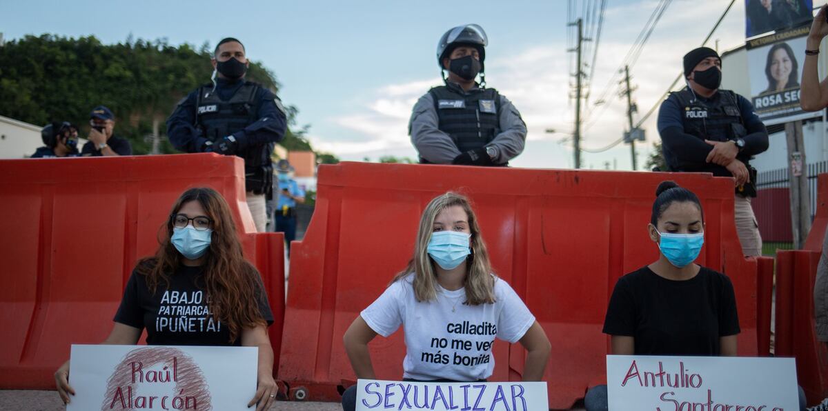 Protestan contra Kobbo Santarrosa y La Comay por sexualización de la foto de la hija Alexandra Lúgaro