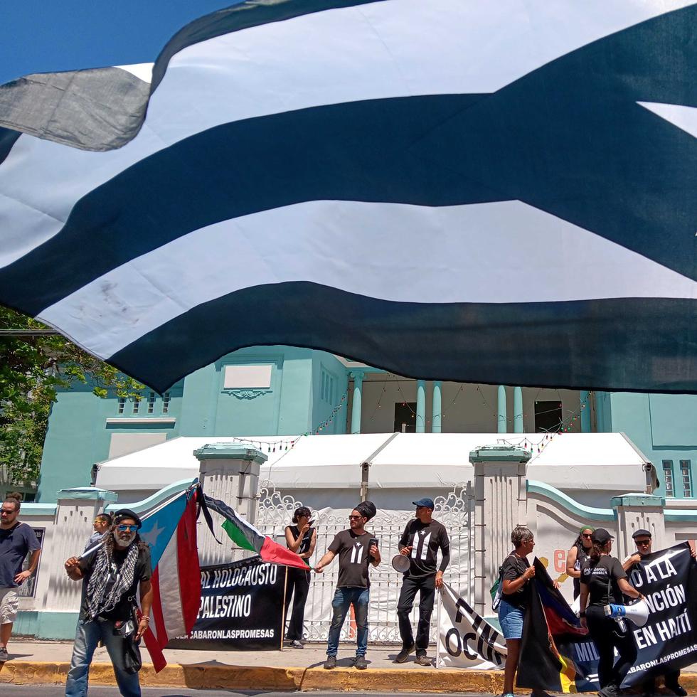 Militantes de la Jornada se Acabaron las Promesas se movilizaron al Taller Comunidad La Goyco, en la calle Loíza, en Santurce, donde la vicepresidenta Kamala Harris hará su segunda parada en su visita oficial a Puerto Rico.