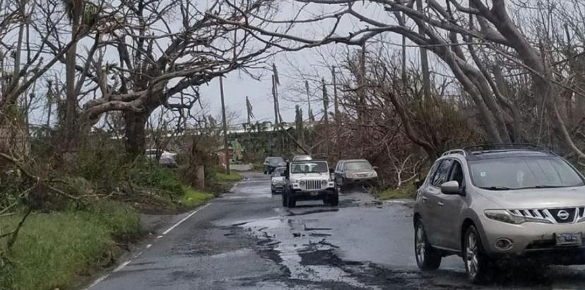 Imagen de cómo quedó una carretera en San Tomas tras el paso del huracanes Irma y María. (GFR Media)