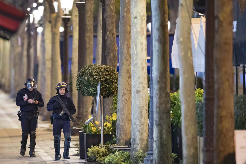 Oficiales de la Policía francesa custodian la zona donde ocurrió el ataque terrorista. (EFE)