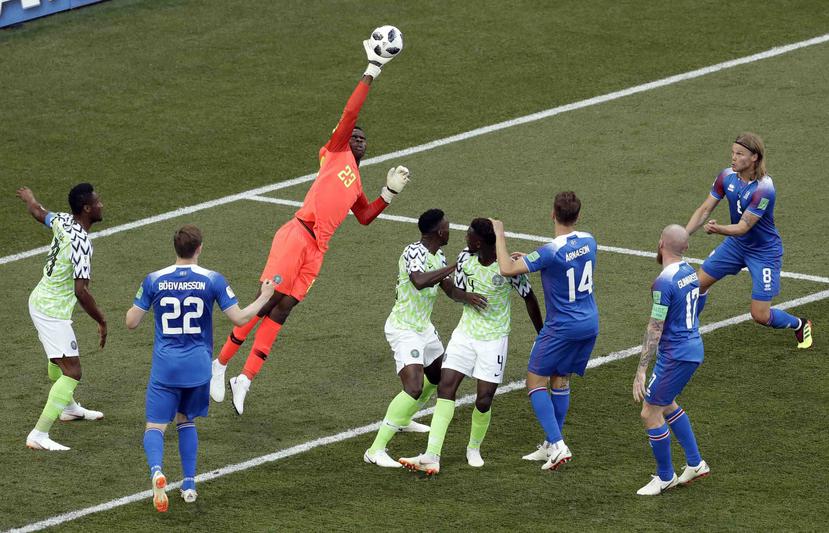 El arquero de Nigeria Francis Uzoho evita un remate en el partido contra Islandia. (AP)