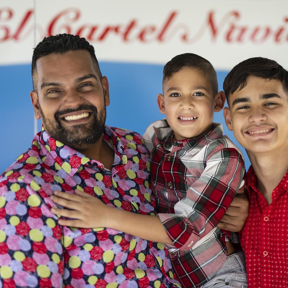 Ismael Vélez de la Rosa, padre adoptivo de Ismael Isaac -a la izquierda- e Ismael Hakan, contó a El Nuevo Día la felicidad que los menores irradian en su hogar.