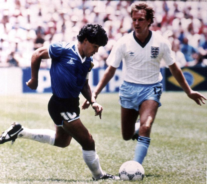 Diego Maradona (izquierda) esquiva al inglés Trevor Steven durante el partido de la Copa Mundial en el Estadio Azteca, el 22 de junio de 1986.