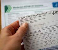 La tarjeta suministrada el día de la vacunación identifica la vacuna administrada y la fecha para la dosis subsiguiente.