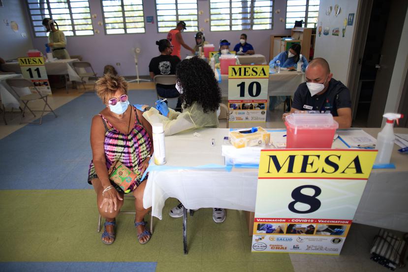 Una mujer es vacunada en la escuela María Simons, en Vieques.