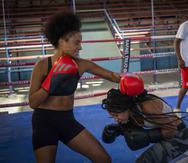La boxeadora Giselle Bello García (izquierda) lanza un golpe a Ydamelys Moreno durante un entrenamiento en La Habana.