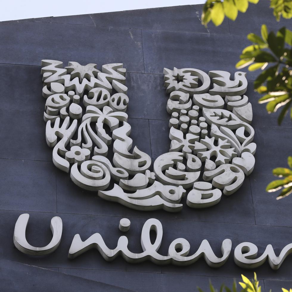 En esta imagen de archivo, el logo de Unilever visto en el exterior de la oficina de PT Unilever Indonesia Tbk. en Tangerang, Indonesia, el 16 de noviembre de 2021. (AP Foto/Tatan Syuflana, archivo)