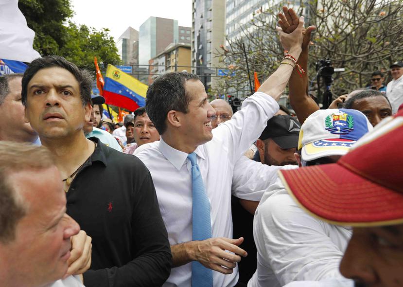 El líder opositor Juan Guaidó saluda a sus simpatizantes durante una protesta en Caracas, Venezuela. (AP)