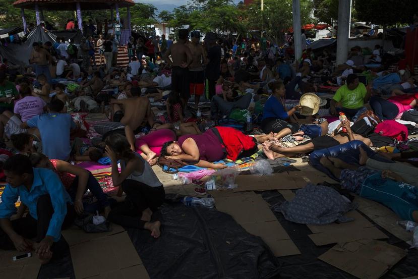 Un grupo de migrantes descansa en un campamento improvisado en Mapastepec, México. (AP / Rodrigo Abd)