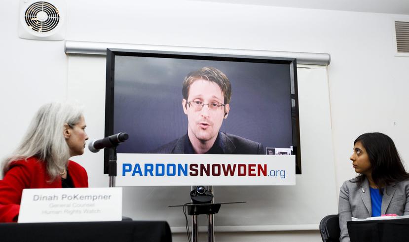 Una pantalla muestra al exanalista de la CIA Edward Snowden en videoconferencia desde Moscú. (EFE)