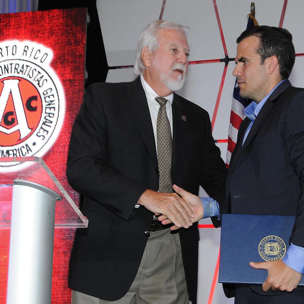 Stephen Spears, presidente de la Asociación de Contratistas Generales de Puerto Rico, junto al gobernador, Ricardo Rosselló. (Suministrada)
