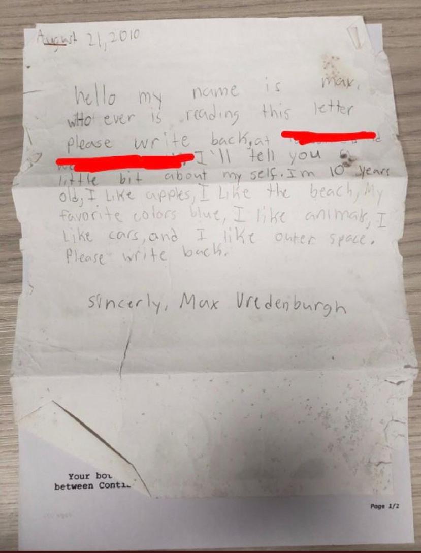 El joven escribió que quien recibiera la carta “por favor le escriba al remitente”. (Captura/Twitter)