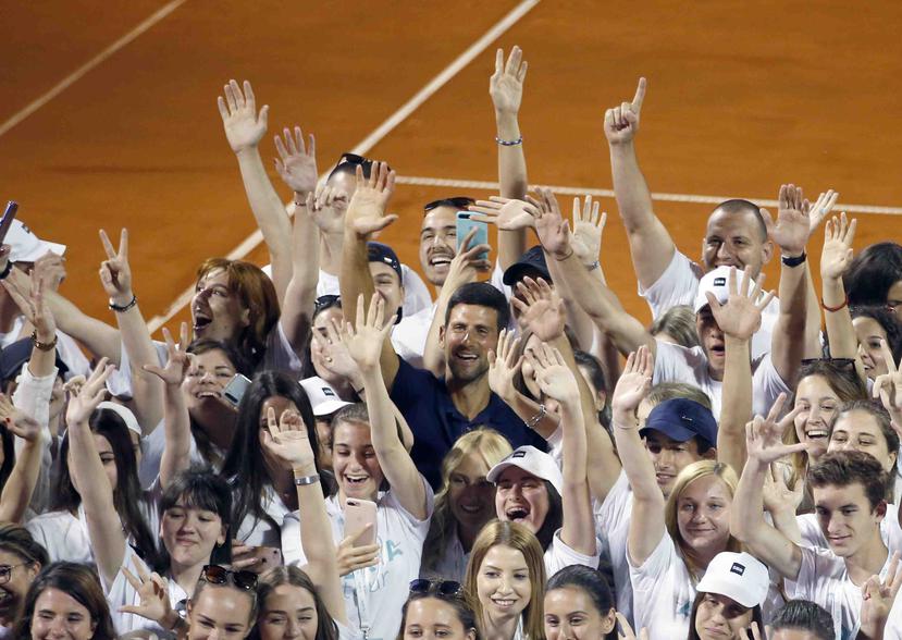 Novak Djokovic, al centro, posa con voluntarios y jugadores del torneo que se jugó en Serbia en una foto del 14 de junio.