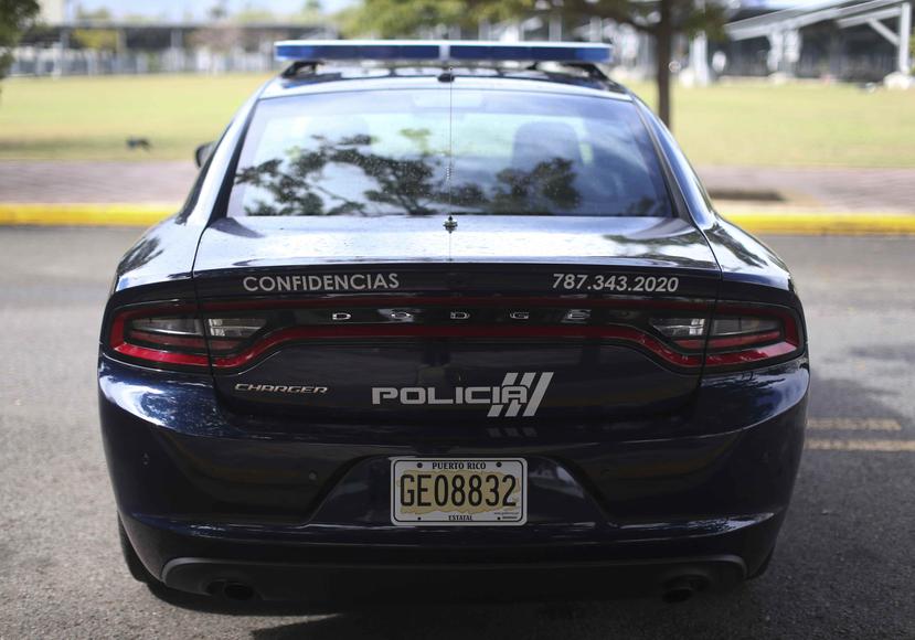 El agente Santiago Águila adscrito a la División de Patrullas de Carreteras de Humacao investiga el accidente. (GFR Media)