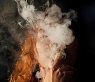 Una mujer fuma marihuana. EFE/Francisco Guasco/Archivo

