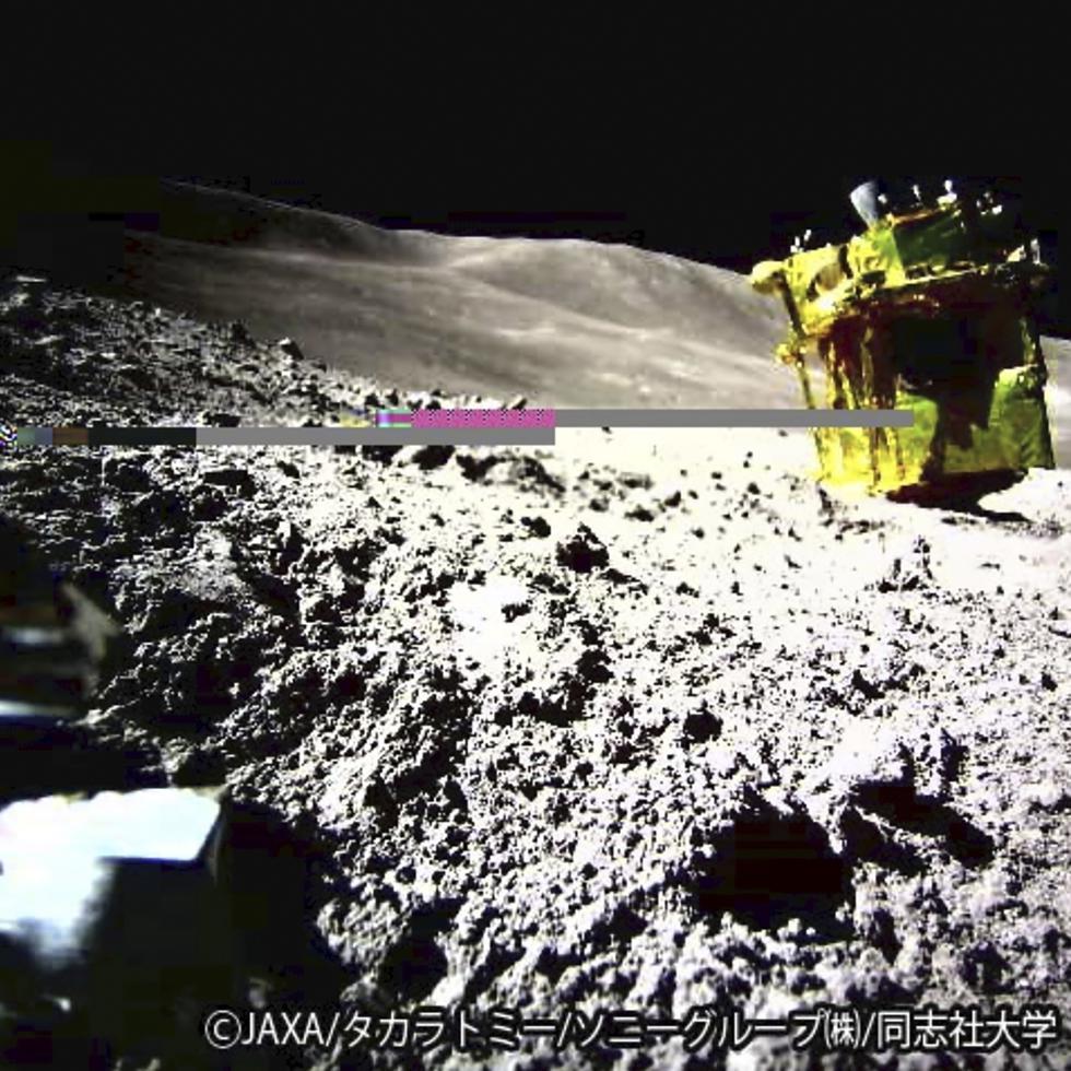 Imagen tomada por un Vehículo de Excursión Lunar (LEV-2) de un robot explorador lunar llamado SLIM en la Luna.
