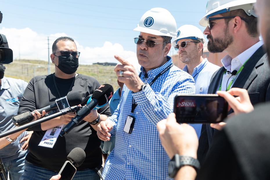Josué Colón (blue shirt), managing director of PREPA, told a news conference at the Costa Sur power plant that they did not have a definitive estimate of how long PREPA and LUMA would take.  Restore electricity service throughout Puerto Rico.