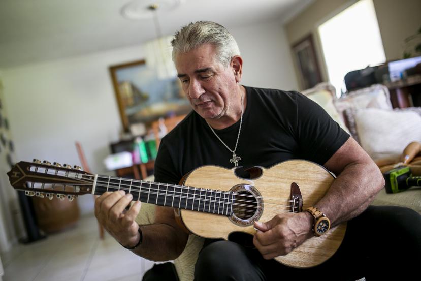 Harold Hernández, quien es paisajista, cantautor, cuatrista y maestro artesano, reside en Orlando, Florida, donde se ha dedicado a mantener viva la cultura boricua.