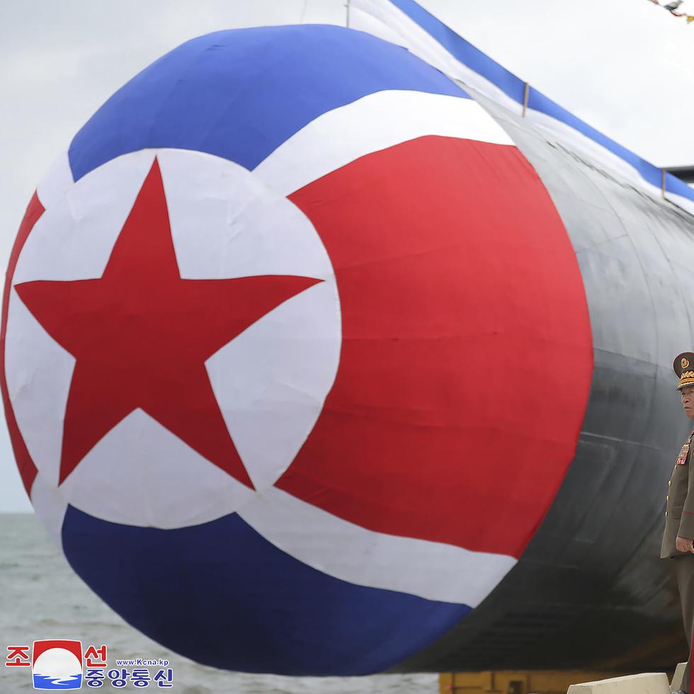 En esta imagen, proporcionada por el gobierno de Corea del Norte, el líder norcoreano, Kim Jong Un (segundo por la izquierda), observa lo que dicen es un nuevo submarino nuclear, el "héroe Kim Kun Ok", en un lugar no especificado del país, el 6 de septiembre de 2023.