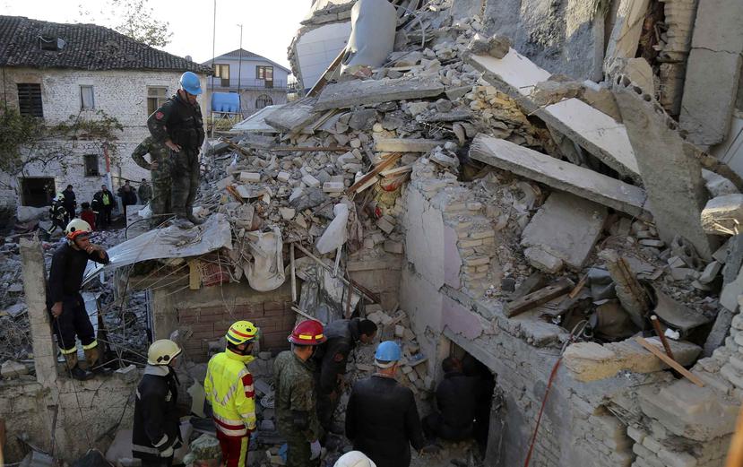 Bomberos observan un edificio dañado tras el terremoto. (AP)