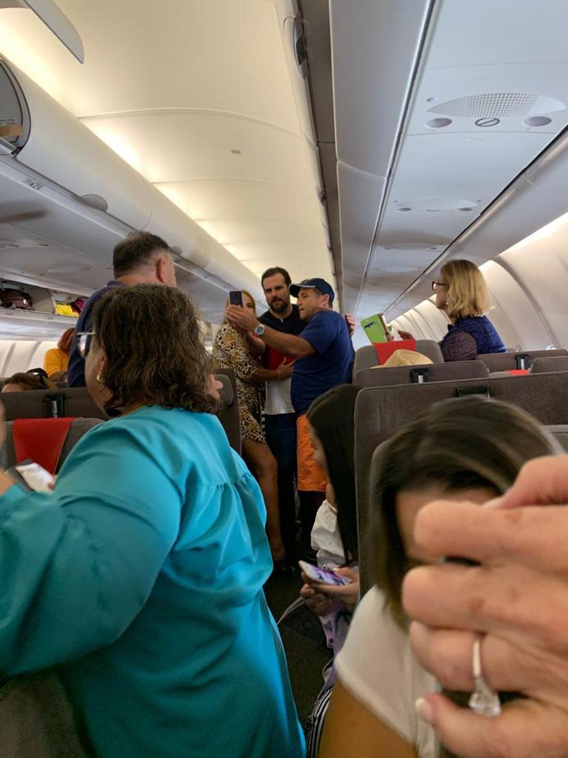 El gobernador Ricardo Rosselló saluda a los pasajeros del vuelo de la aerolínea Iberia de regreso a la isla. (Suministrada)