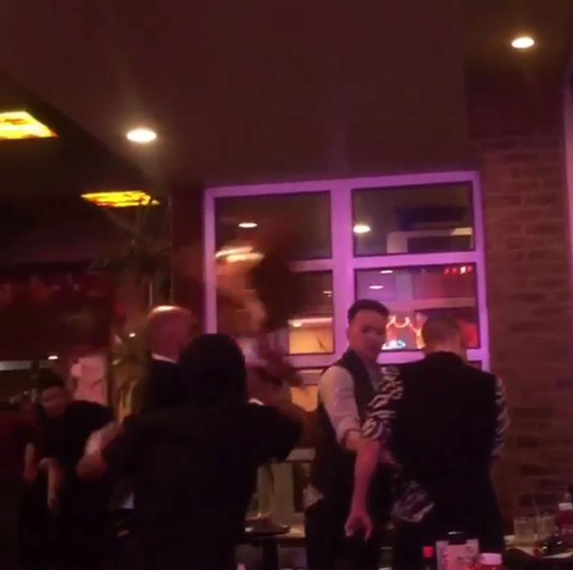 Los hombres fueron atacados en el restaurante Dallas BBQ.