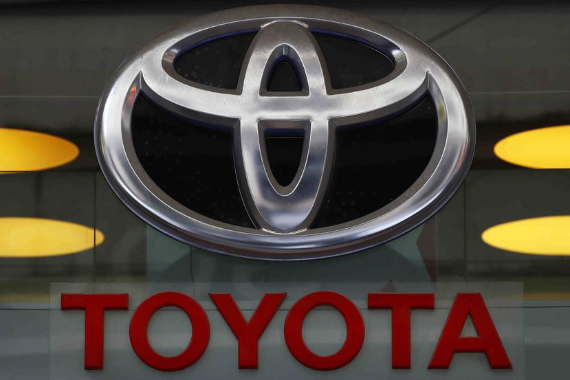 En esta imagen del miércoles 20 de septiembre de 2017 se muestra el logotipo de Toyota en una agencia sobre la Avenida Campos Elíseos de París. (AP)
