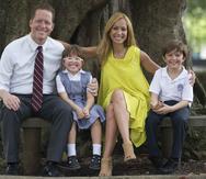 Alexandra Fuentes y David Bernier junto a sus hijos Miranda y Adrian. (GFR Media)