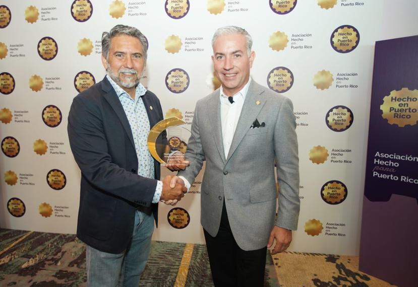 Omar Torres (izquierda), fundador de Gustos Coffee Co., y Jorge Ramírez, presidente de la Asociación Hecho en Puerto Rico.