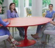 En esta imagen difundida por Facebook Watch, las presentadoras Lili Estefan, Gloria Estefan y Emily Estefan, de izquierda a derecha, con la invitada Claire Crowley durante una grabación de "Red Table Talk: The Estefans".