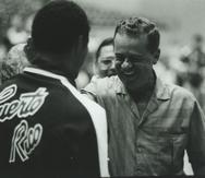 Juan 'Pachín' Vicens, aquí saludando al desparecido exjugador Angelo Cruz, fue instrumental en guiar a Puerto Rico a la medalla de plata en los Juegos Panamericanos del 1959 en Chicago.