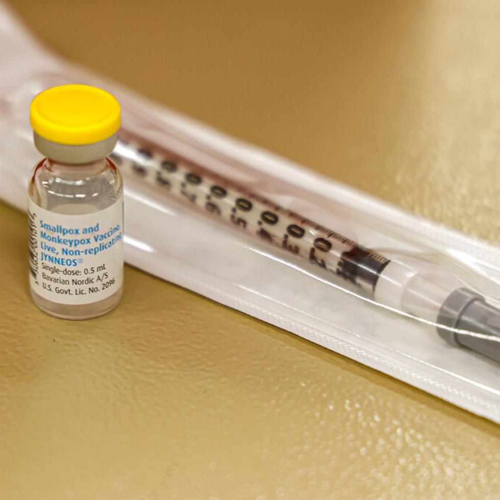 Un frasco con la vacuna de la viruela del mono y una jeringa yacen sobre una mesa en una clínica de vacunación operada por el Departamento de Salud Pública del condado Mecklenburg, en Carolina del Norte.