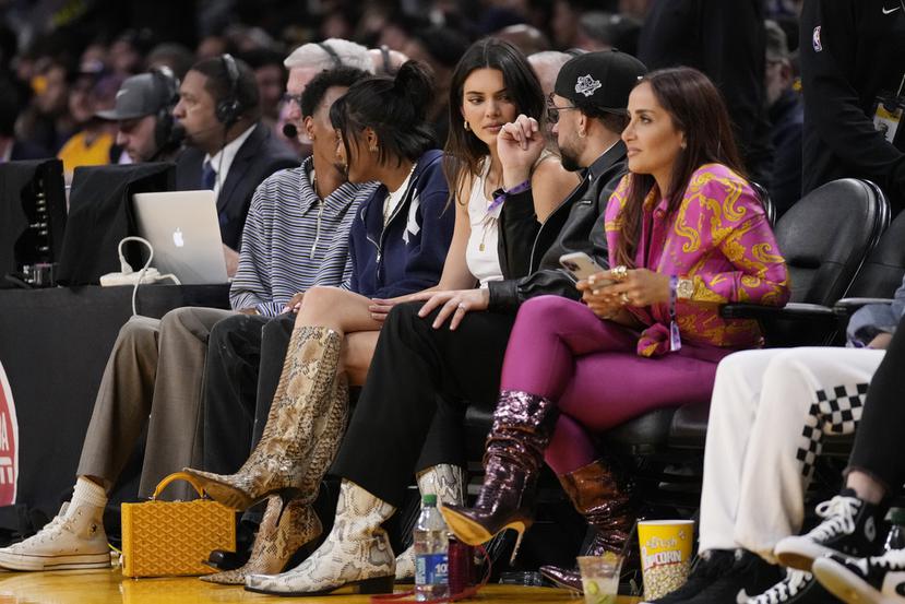 El pasado viernes, Bad Bunny y Kendall Jenner hicieron aparición en un juego de la NBA ente los Lakers y los Warrios de Golden State, celebrado en Los Ángeles, ambos luciendo botas.