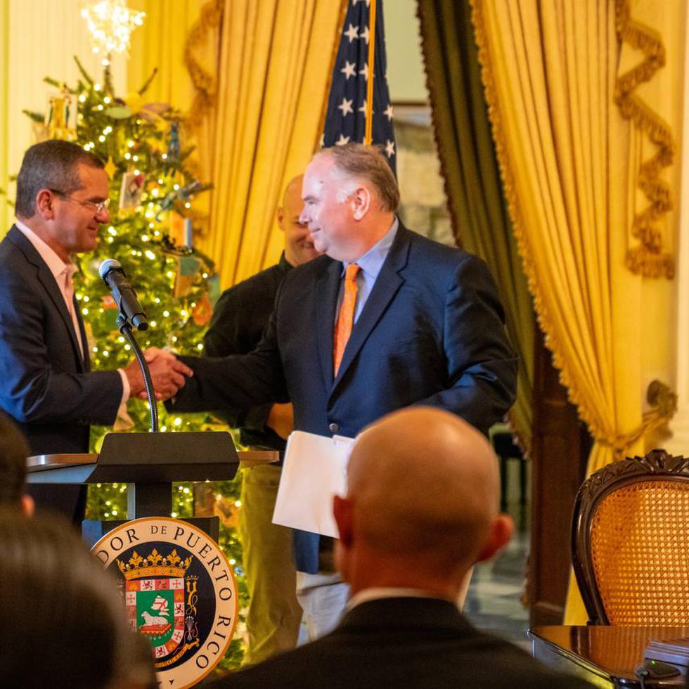 El principal oficial ejecutivo de Frontier Airlines estrecha la mano del gobernador de Puerto Rico, Pedro Pierluisi, durante una conferencia de prensa en La Fortaleza, donde se anunció la ampliación de operaciones de la aerolínea.