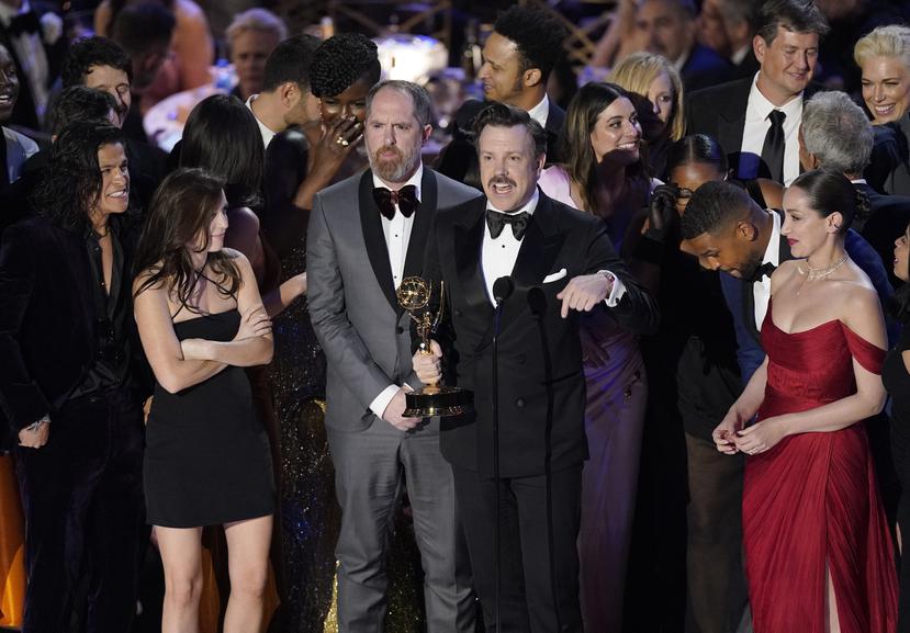 Jason Sudeikis, centro, y el elenco y equipo de producción de "Ted Lasso" reciben el Emmy a mejor serie de comedia en la 74a entrega de los Premios Emmy.