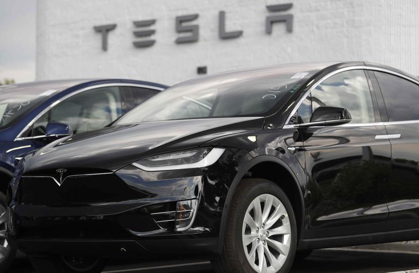 Un Tesla Model X 2018 en una agencia de Tesla en Littleton, Colorado. (AP)