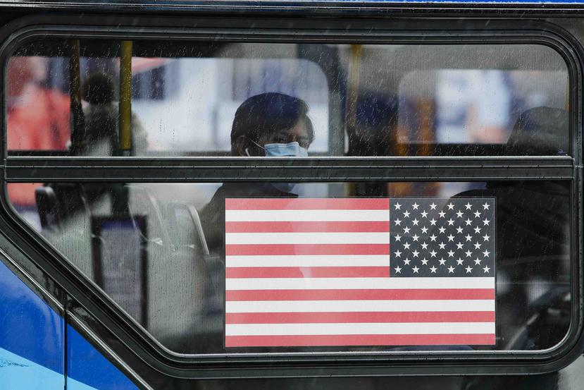 Imagen de una persona con una mascarilla en un autobús en Nueva York. (AP)