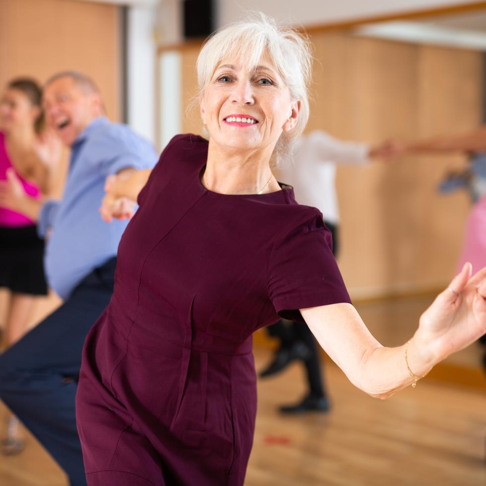 La bailoterapia sirve para prevenir el sedentarismo mantener un estado activo, de constante interacción y diversión.