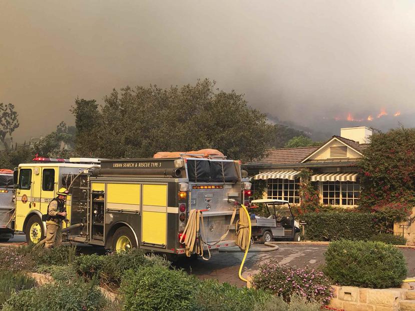 Camiones de bomberos brindan protección a estructuras en el histórico San Ysidro Ranch en Montecito, California. (Mike Eliason/Departamento de Bomberos del condado Santa Barbara vía AP)