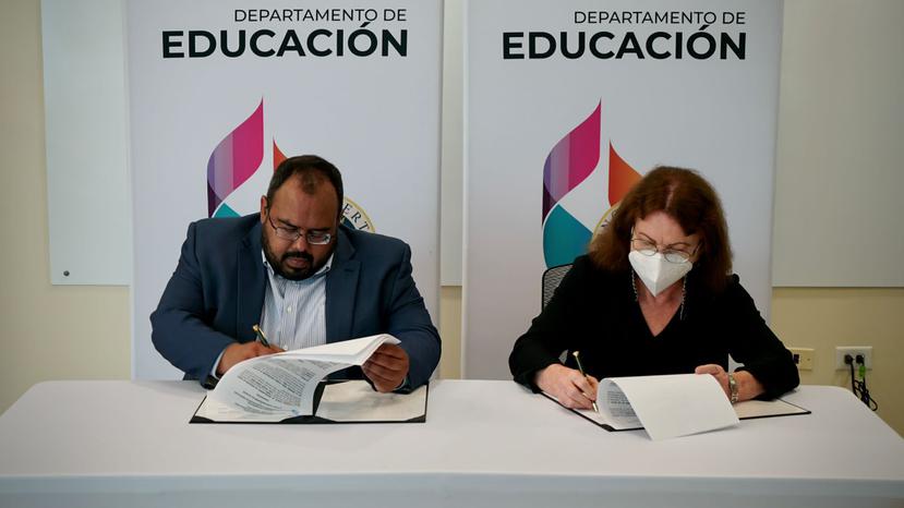 El secretario del Departamento de Educación, Eliezer Ramos Parés y María del Carmen Gil, presidenta de la Junta de Directores de la APPA.